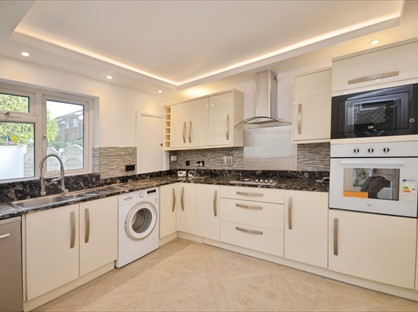 3 Bed Terraced House, Manor Road, SE25