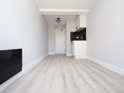 Studio Flat, Charlton Road, TW17