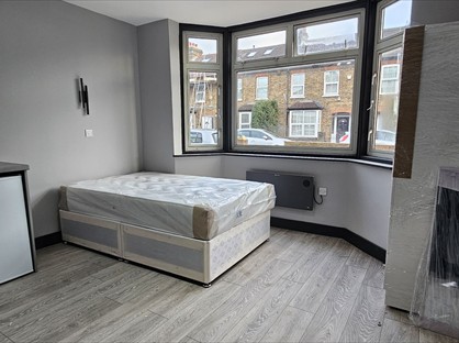 Studio Flat, Doris Road, TW15