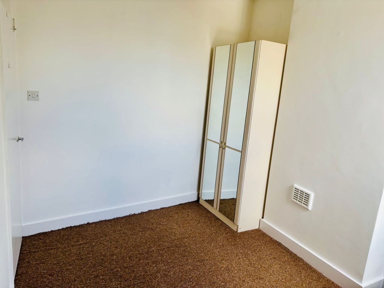 Additional image 3 of 2 Bed Flat, Townmead Road, SW6, N1 7GU
