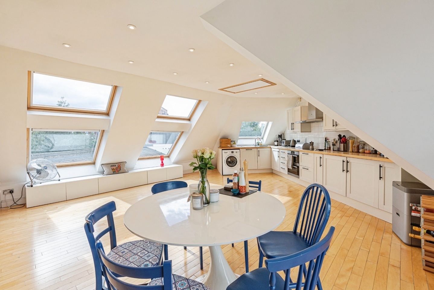 2 Bed Flat, Dalston Lane, E8 photo 2