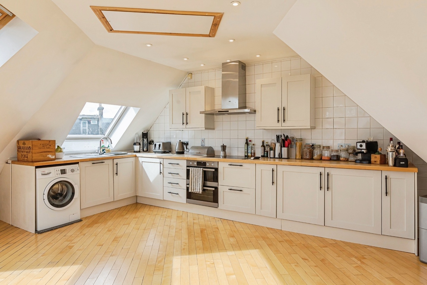 2 Bed Flat, Dalston Lane, E8 photo 3