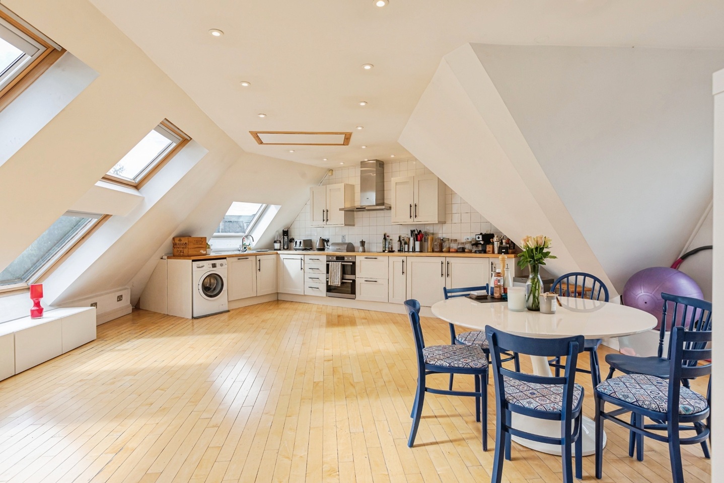 2 Bed Flat, Dalston Lane, E8 photo 4