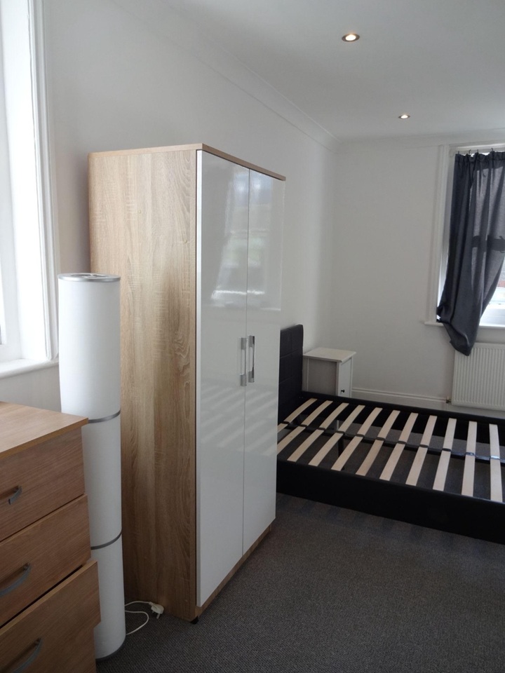 2 Bed Flat, Cavendish Road, SW12 photo 3
