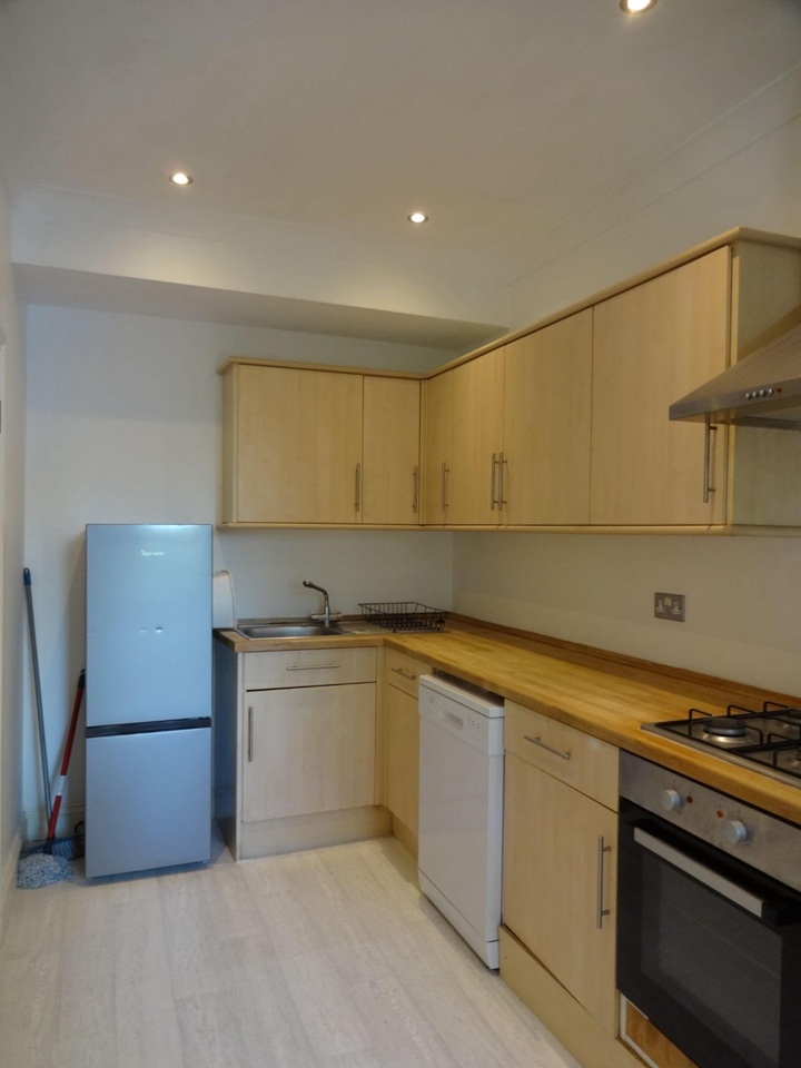 2 Bed Flat, Cavendish Road, SW12 photo 2