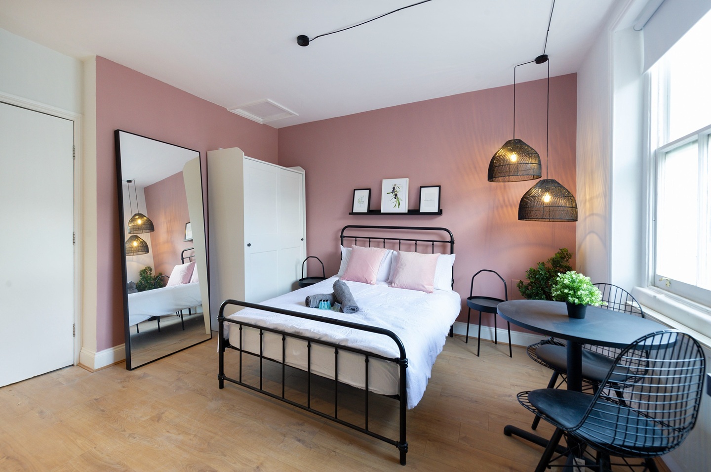 Studio Flat, Kensington Gardens Square, W2 photo 3