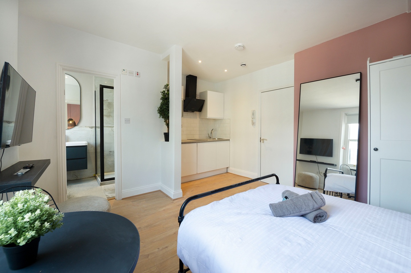 Studio Flat, Kensington Gardens Square, W2 photo 5