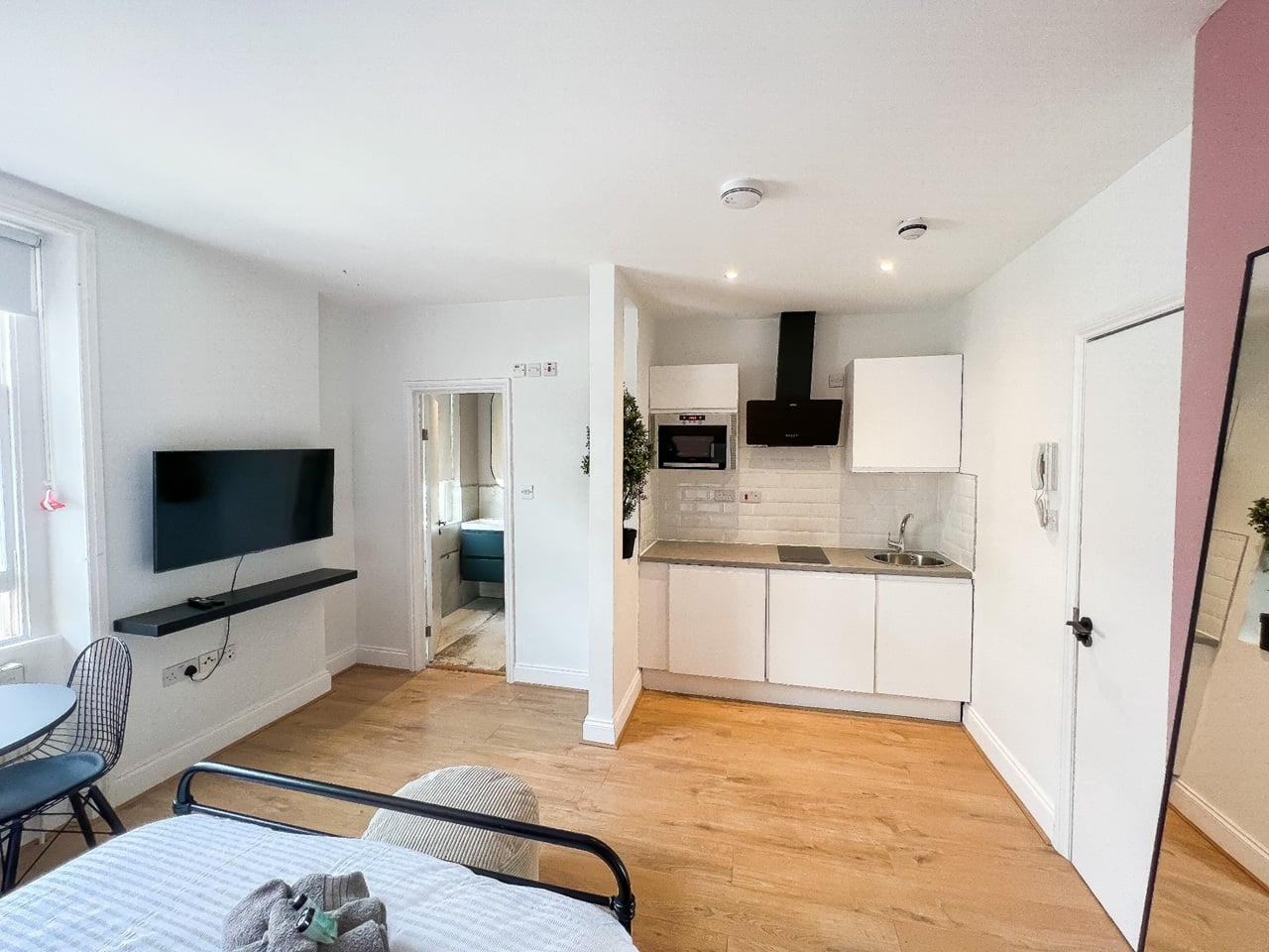 Studio Flat, Kensington Gardens Square, W2