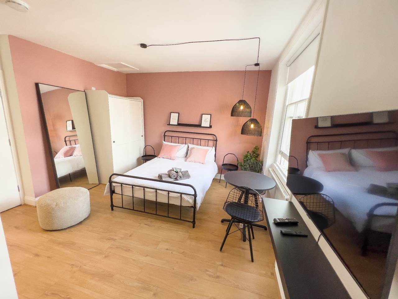 Studio Flat, Kensington Gardens Square, W2 photo 2