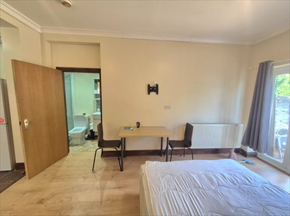 Studio Flat, Gunnersbury Avenue, W5