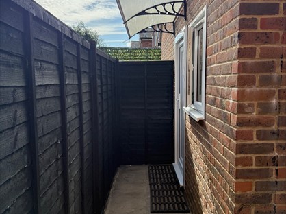 Studio Flat, Webber Street, RH6