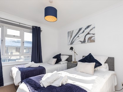 1 Bed Flat, Broadwalk, RH10