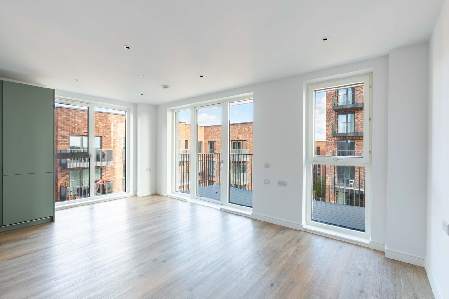 London - 2 Bed Flat, Quadrant House, UB1 - To Rent Now for £2,100.00 p/m