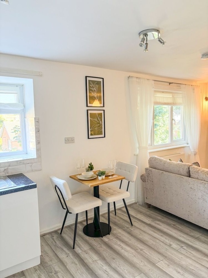 Studio Flat, Givendale Drive, M8