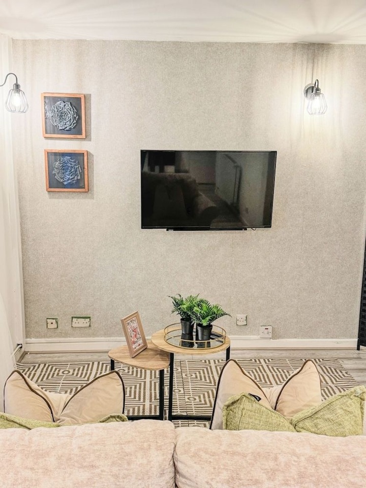 Studio Flat, Givendale Drive, M8 photo 4