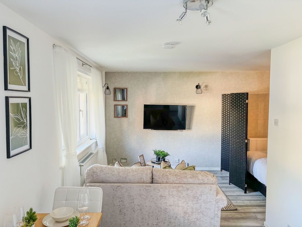Studio Flat, Givendale Drive, M8 photo 5
