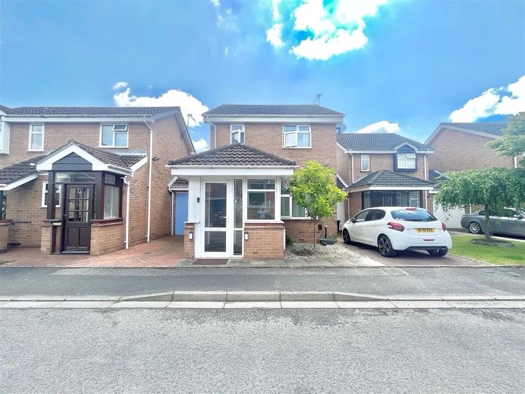 hayes-3-bed-detached-house-brentford-closs-ub4-to-rent-now-for