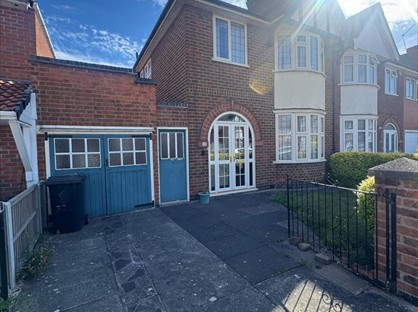 3 Bed Semi-Detached House, Peters Drive, LE5