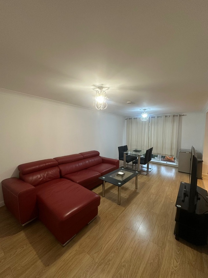 2 Bed Flat, Tramway Court, E1 photo 2