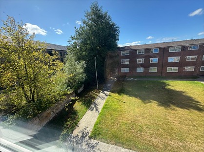 2 Bed Flat, Ward Grove, CH42