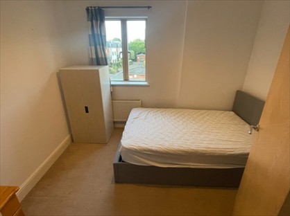 Room in a Shared Flat, Barnes Mews, RH12
