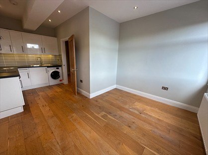 2 Bed Flat, Nazeing Road, EN9