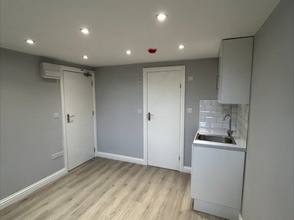 Studio Flat, Merlin Close, UB5