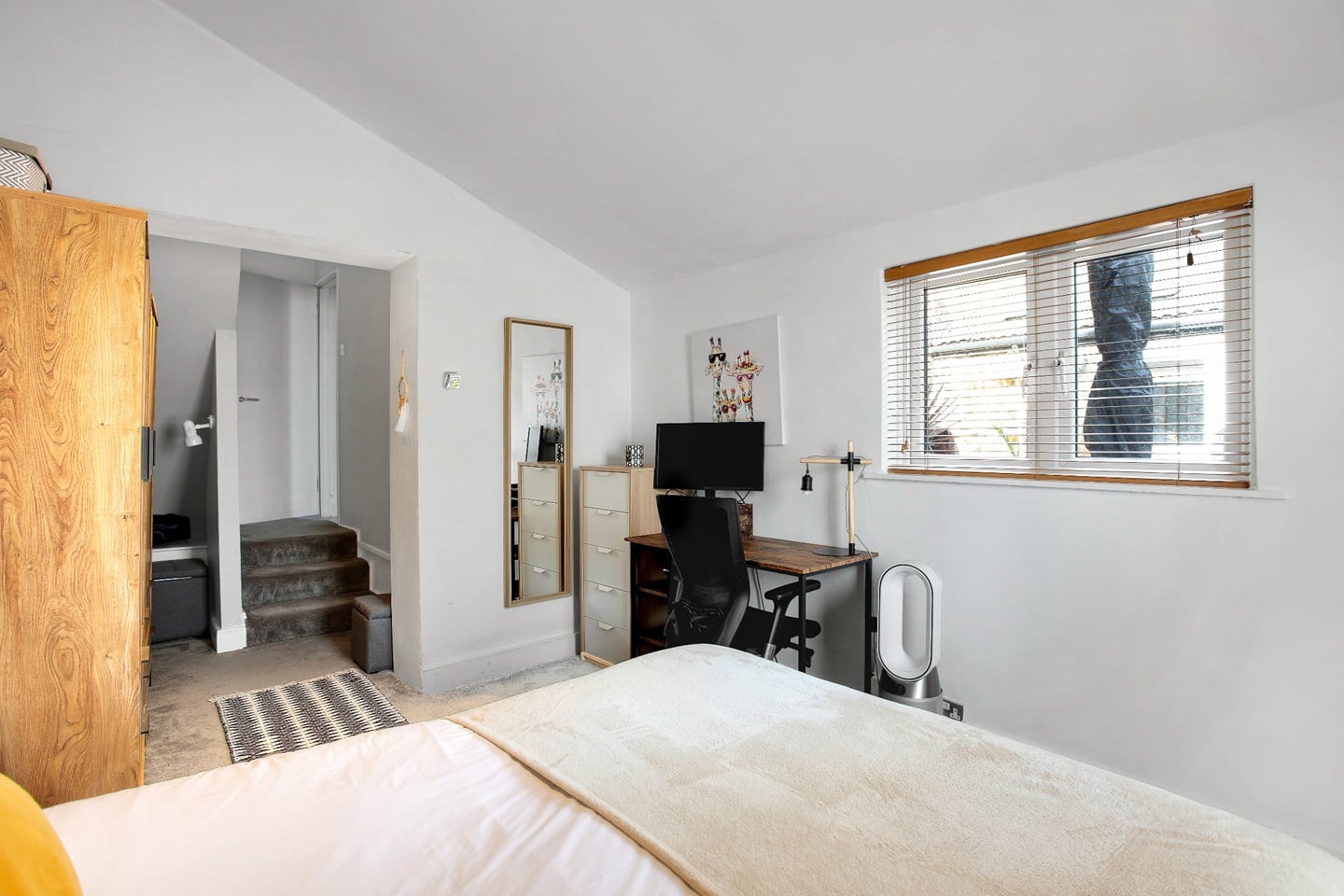 2 Bed Flat, Wandsworth Road, SW8 photo 2