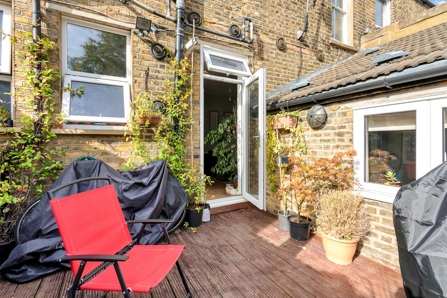 2 Bed Flat, Wandsworth Road, SW8 photo 4