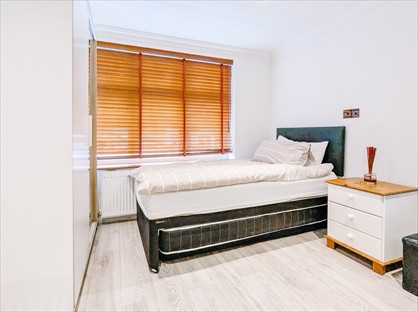 Studio Flat, Vaughan Avenue, NW4