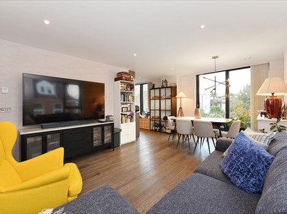 3 Bed Flat, Essex Park Mews, W3