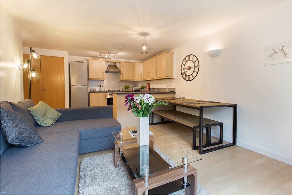 2 Bed Flat, Raleigh Square, NG7, N1 7GU