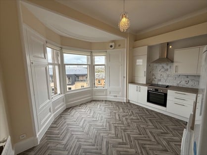 3 Bed Flat, Park Circus Place, G3