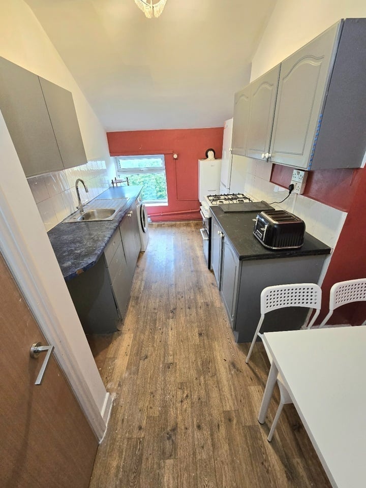 4 Bed Flat, Liverpool, L8 photo 5