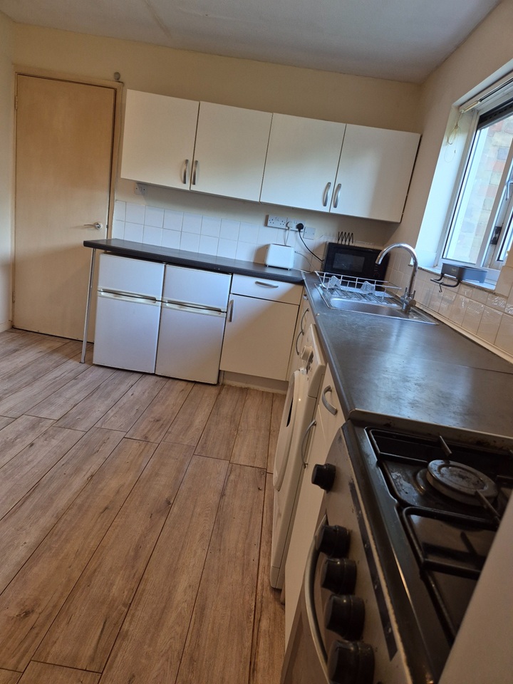 3 Bed Flat, Sackville Close, CB4 photo 3