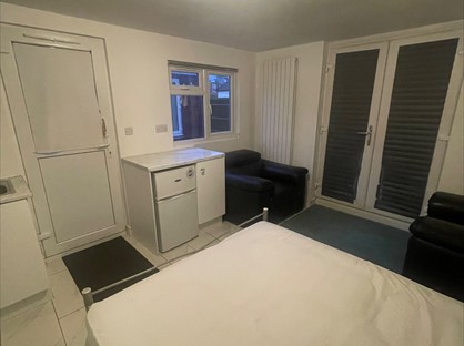 Studio Flat, Nelson Road, TW2