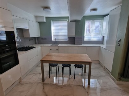 3 bed flat/apartment for rent in Newham