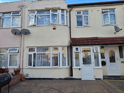 4 Bed Terraced House, Rosslyn Avenue, RM8