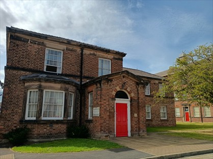 2 Bed Flat, Oakhouse Park, L9