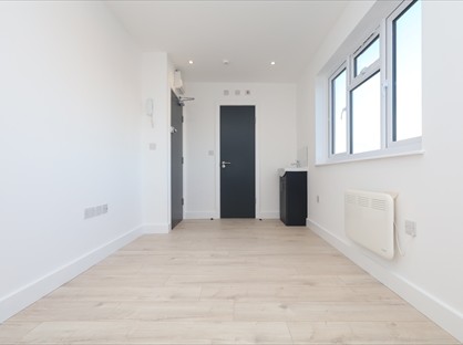 Studio Flat, Lansbury Drive, UB4