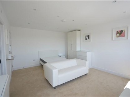 Studio Flat, Uxbridge Road, W12