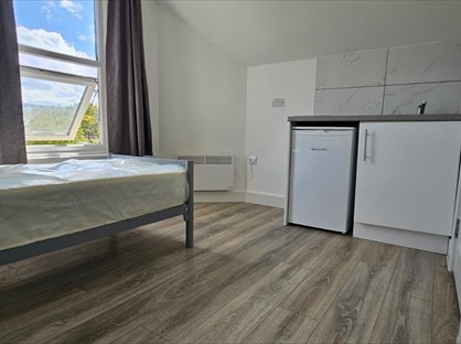 Studio Flat, Cherry Orchard, TW18