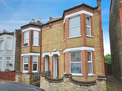 4 Bed Semi-Detached House, Bromley Gardens, BR2