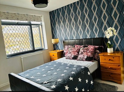 Room in a Shared House, Mole Court, KT19