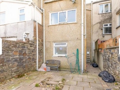 3 Bed Terraced House, Pennant Street, NP23