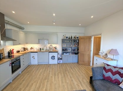 2 Bed Flat, Club Court, RH4