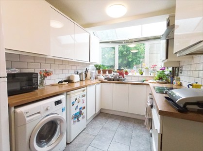 5 Bed End Terrace, Haselrigge Road, SW4