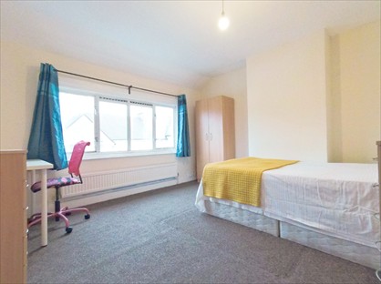 4 Bed Terraced House, Rose Gardens, W5