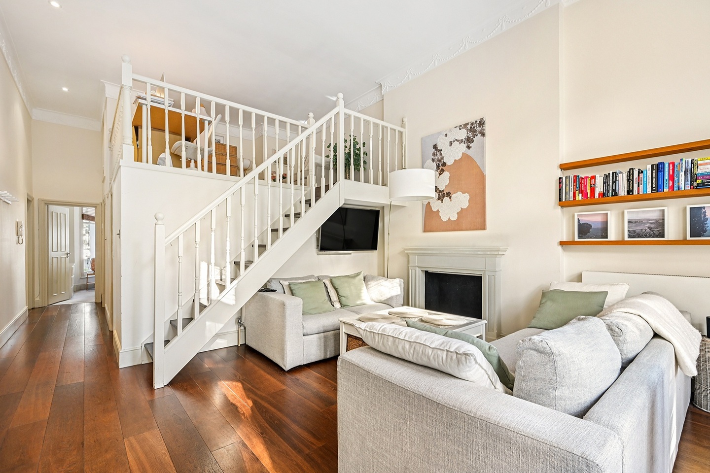 2 Bed Flat, Russell Road, W14 photo 2