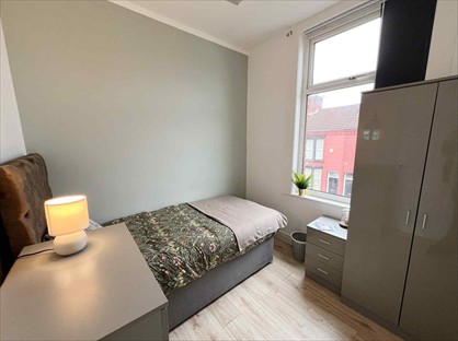 Room in a Shared House, Esmond Street, L6